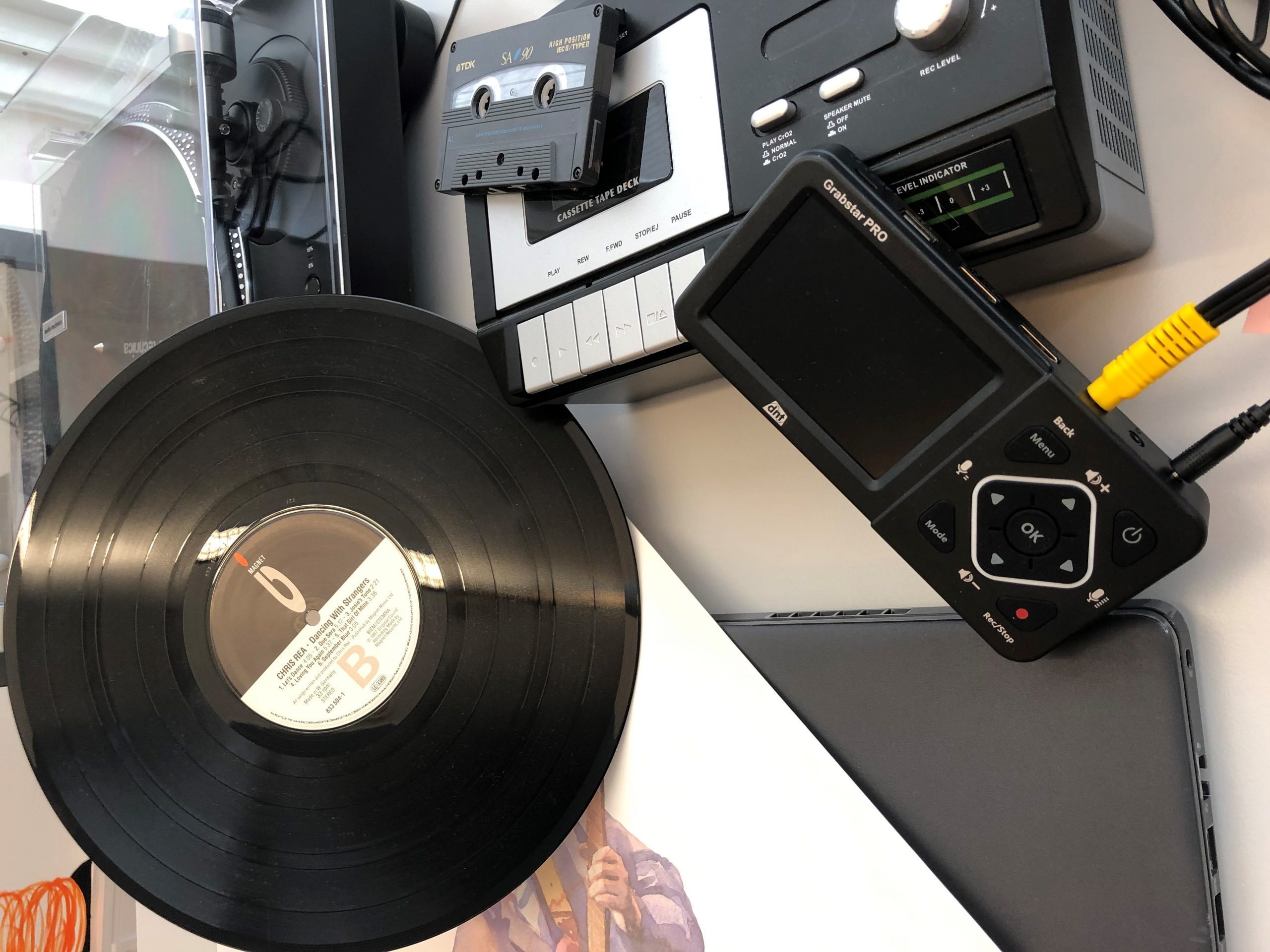 Digitalisierungsstation mit Schallplattenspieler und mehr auf Tisch