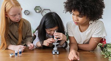 3 Kinder Mikroskopieren