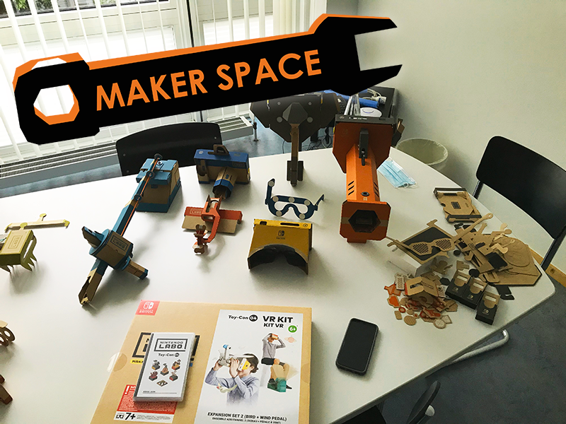 Im Makerspace der Stadtbibliothek liegen auf einem Tisch alle Nintendo Labo Spielzeuge aus Pappe.