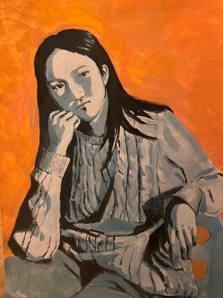Selbstbild einer Frau vor orangefarbener Wand