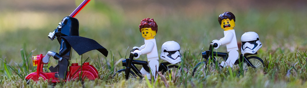 Star Wars Lego Männchen auf einer Wiese.