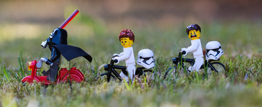 Star Wars Lego Männchen auf einer Wiese.