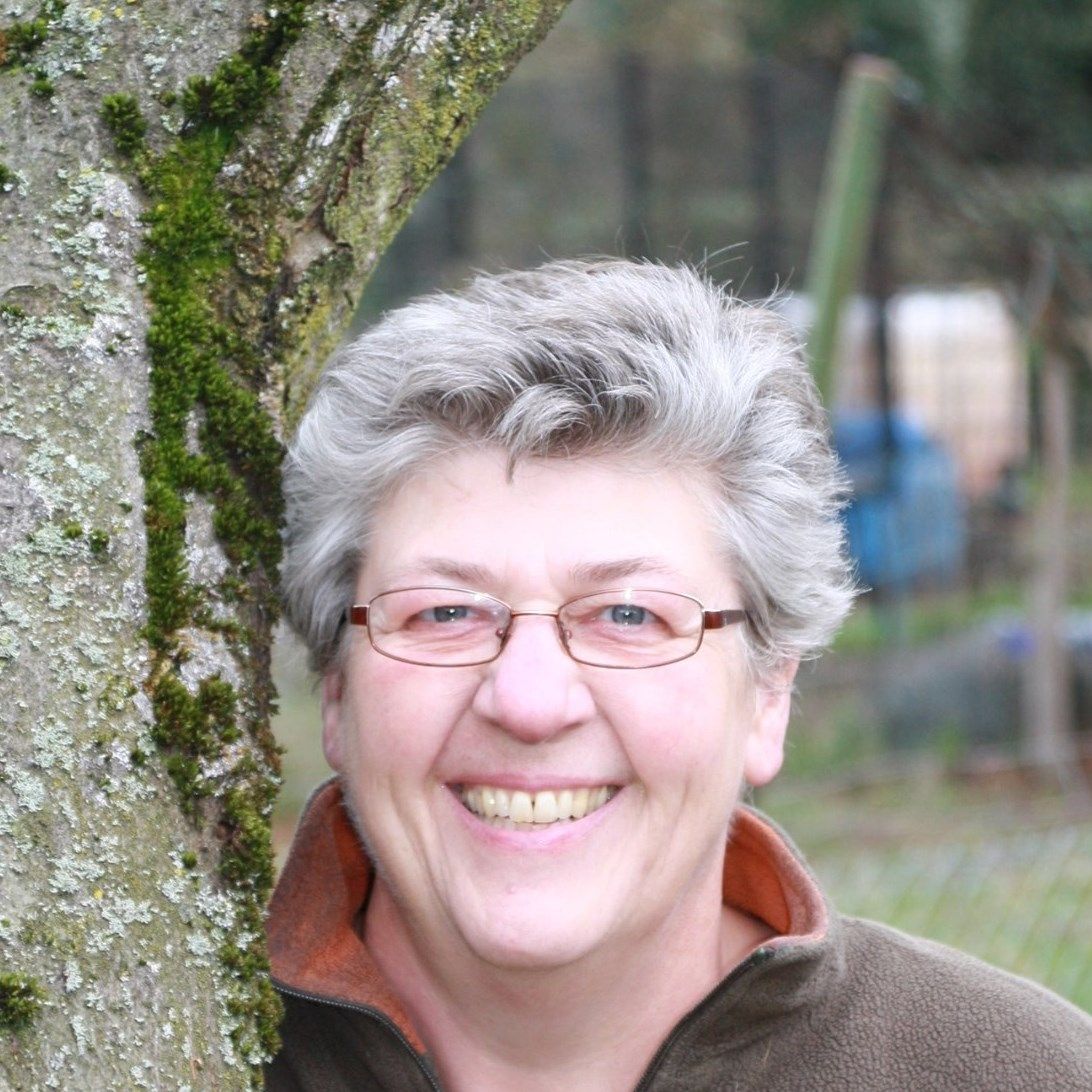 Referentin Veronika Neumann an Baum gelehnt