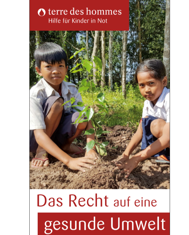 Zwei Kinder pflanzen einen Baum