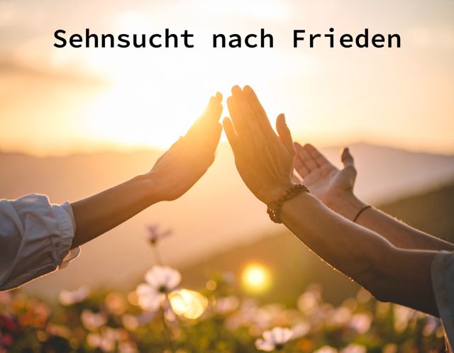3 Hände gehen aufeinander zu