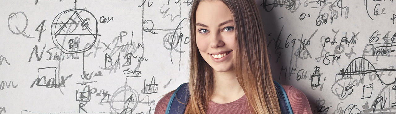 Ein Mädchen, das in die Kamera lächelt. Im Hintergrund befinden sich mathematische Formeln.