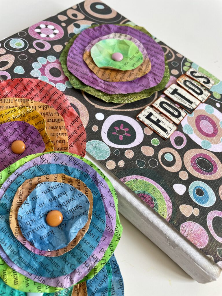 Auf dem Foto ist ein selbstgebasteltes Fotoalbum aus einem alten Buch zu sehen.