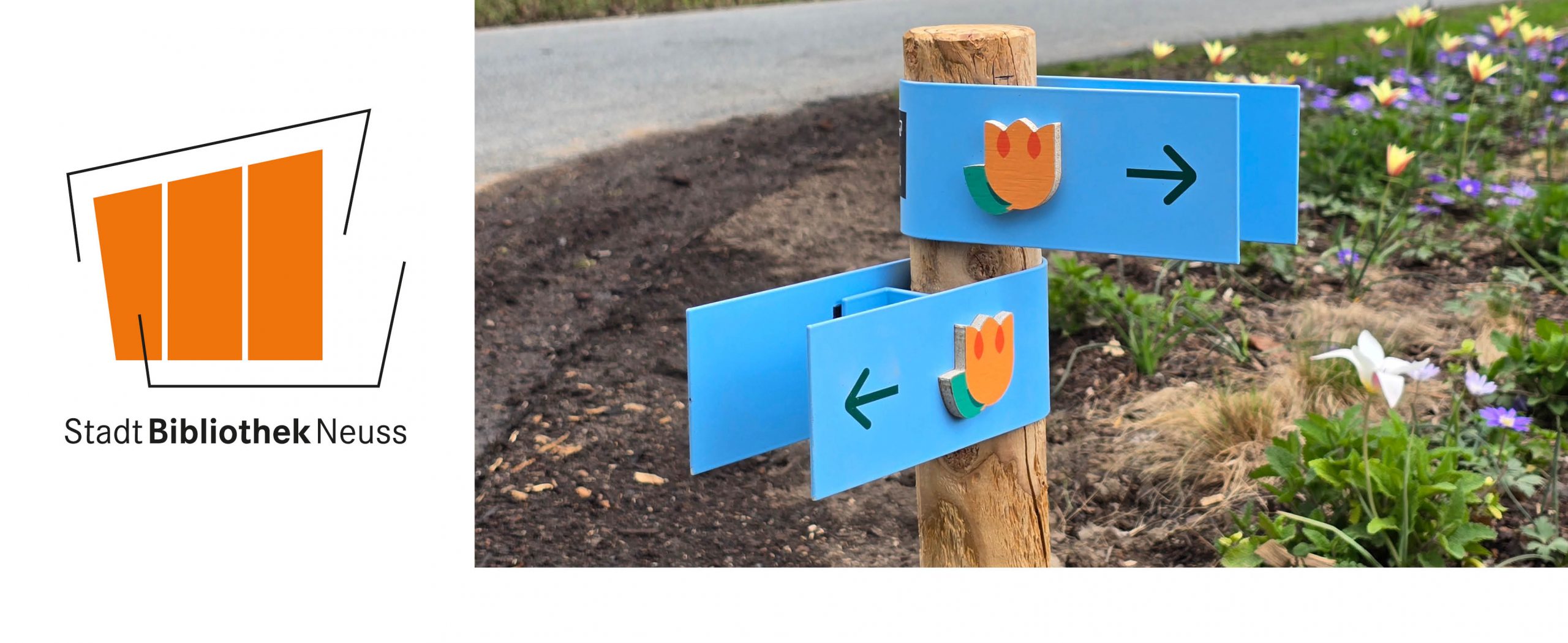Auf dem Foto ist ein Wegweiser mit Richtungsschildern abgebildet, der auf die Landesgartenschau 2026 in Neuss zeigt. Daneben ist das Logo der Stadtbibliothek Neuss zu sehen.