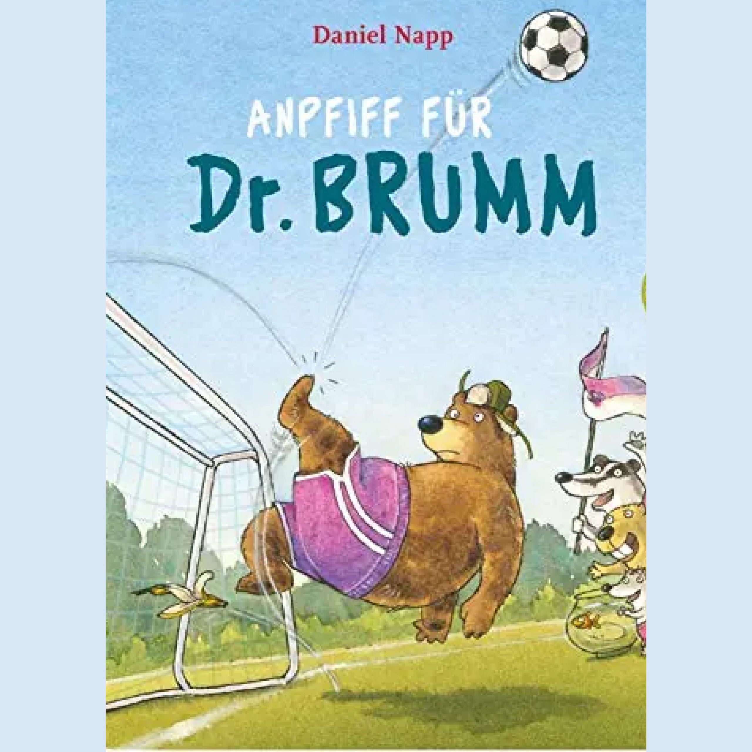 Auf dem Buchcover ist ein Fußball spielender Bär abgebildet, der eine Fallrückzieher ausführt.