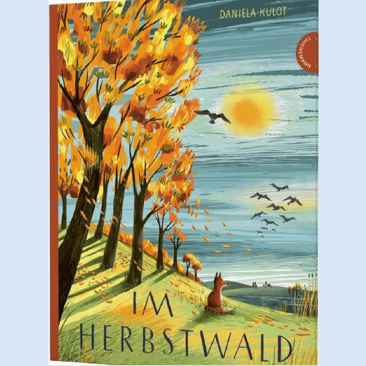Auf dem Cover sitzt ein Fuchs auf einem Hügel und schaut in die Ferne, während um ihn herum der Wald sein Herbstlaub verliert.