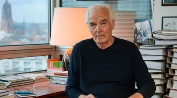 Ein Foto von Bodo Kirchhoff an einem Schreibtisch.